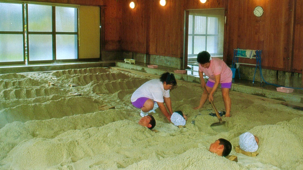 Classic photo of customers in the sand bath at Sunayukko.